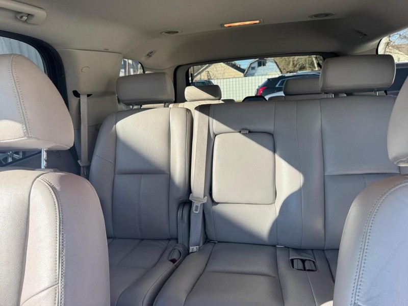 GMC Yukon Vehicle Full-screen Gallery Image 10