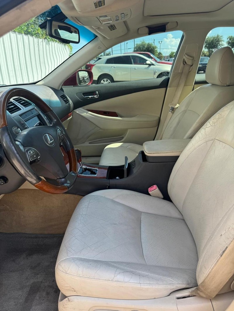 Lexus ES 350 Vehicle Full-screen Gallery Image 08