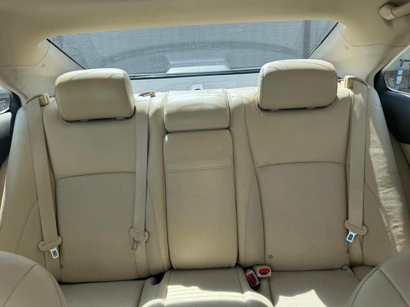 Lexus ES 350 Vehicle Full-screen Gallery Image 09