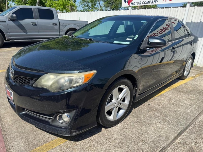 Toyota Camry Vehicle Full-screen Gallery Image 02