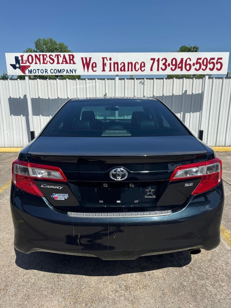 Toyota Camry Vehicle Full-screen Gallery Image 04