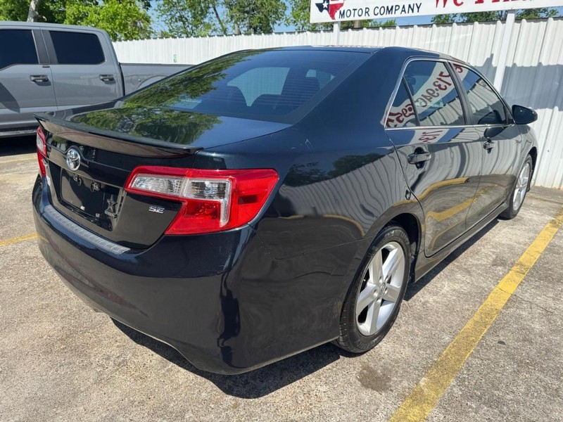 Toyota Camry Vehicle Full-screen Gallery Image 05