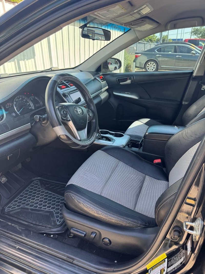 Toyota Camry Vehicle Full-screen Gallery Image 08