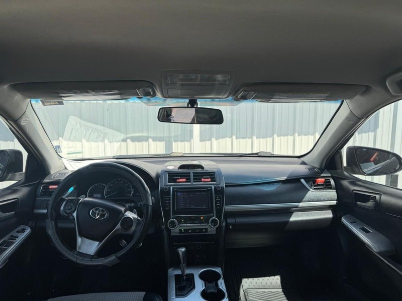 Toyota Camry Vehicle Full-screen Gallery Image 09