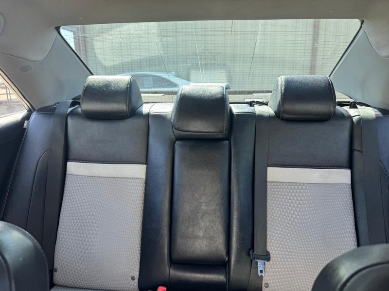 Toyota Camry Vehicle Full-screen Gallery Image 10