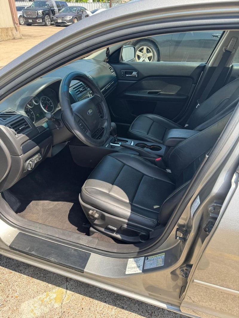 Ford Fusion Vehicle Full-screen Gallery Image 07