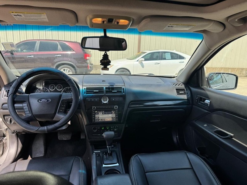 Ford Fusion Vehicle Full-screen Gallery Image 08