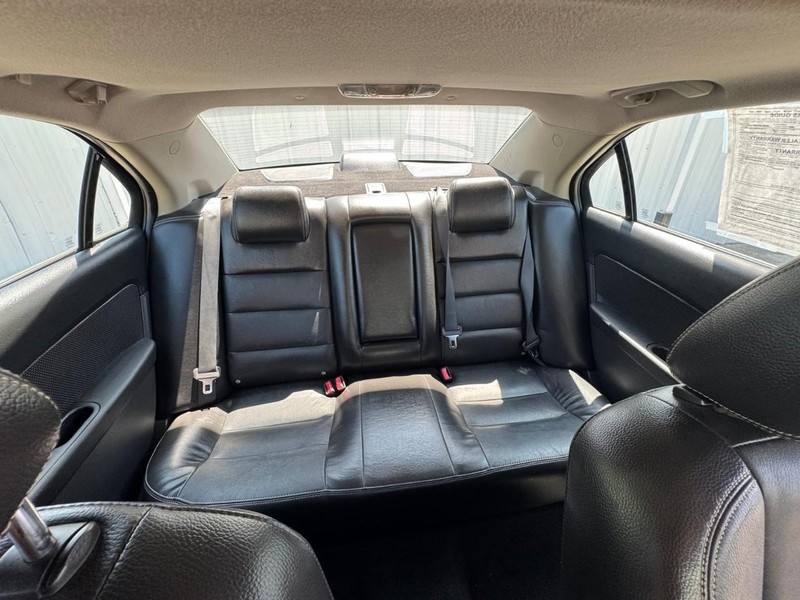 Ford Fusion Vehicle Full-screen Gallery Image 09