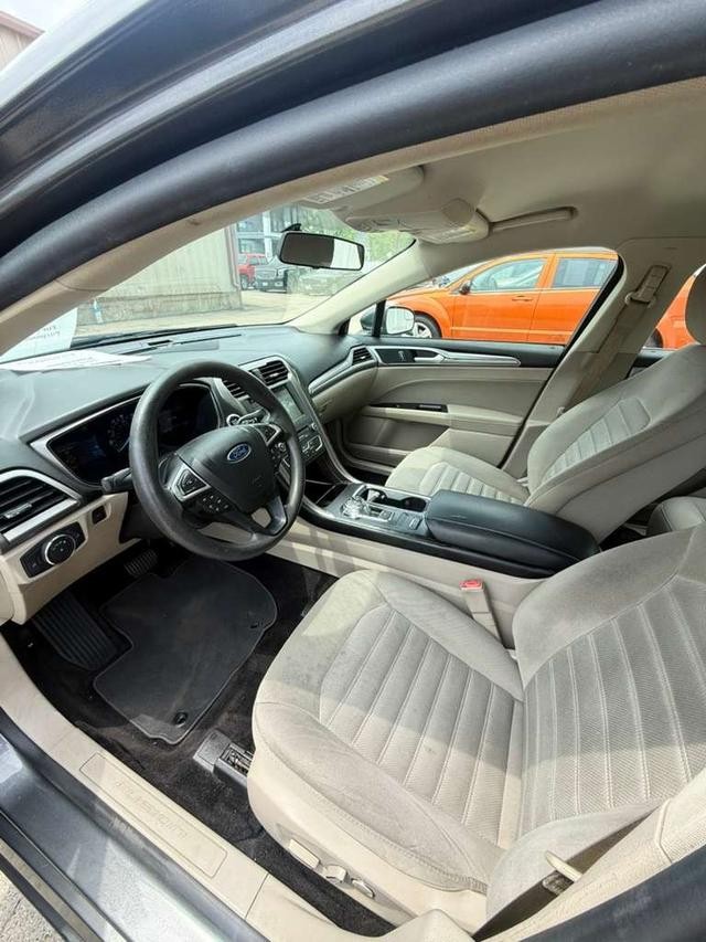 Ford Fusion Vehicle Full-screen Gallery Image 07