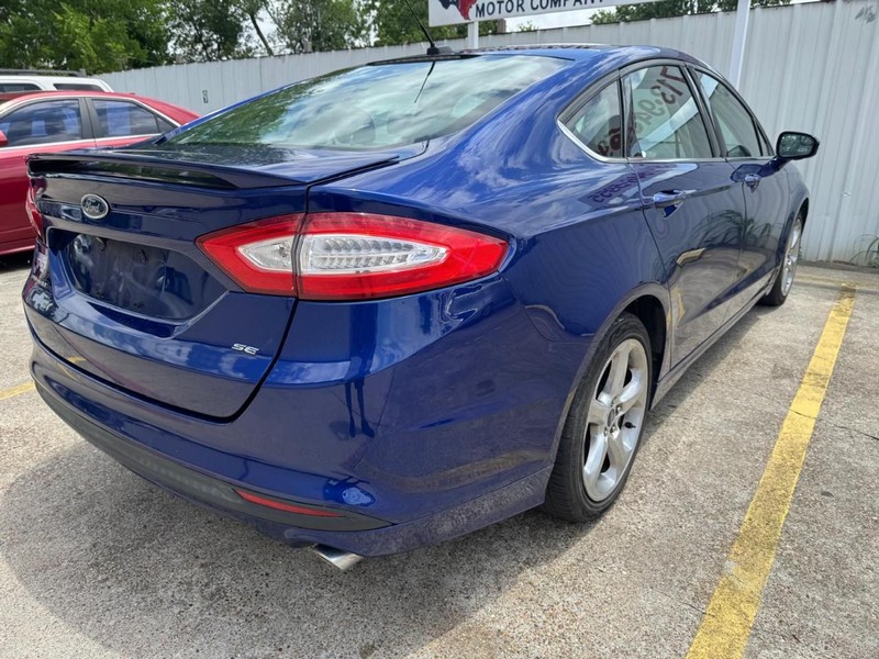 Ford Fusion Vehicle Full-screen Gallery Image 05