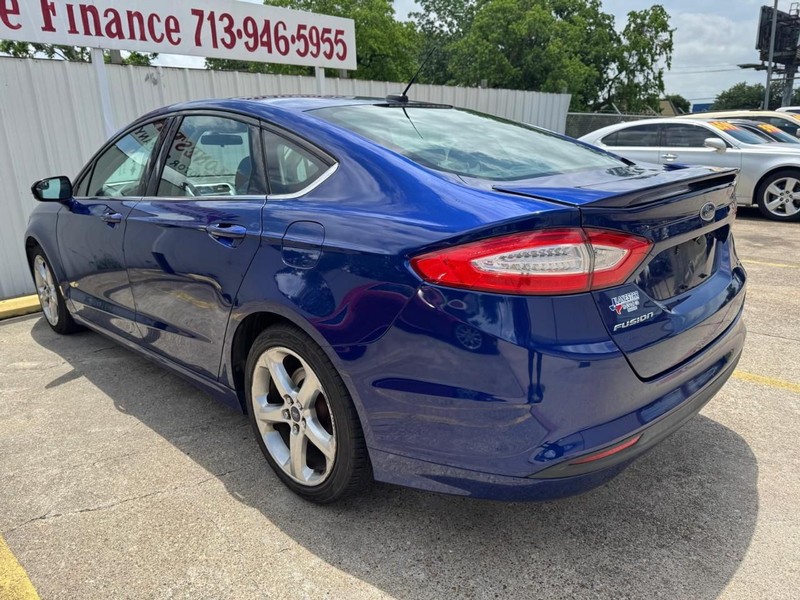Ford Fusion Vehicle Full-screen Gallery Image 06