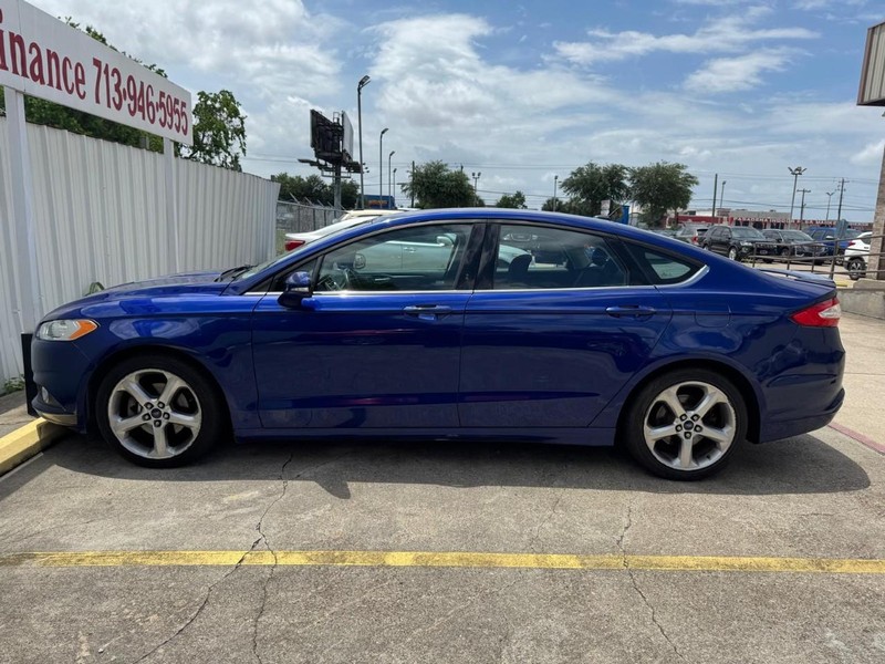 Ford Fusion Vehicle Full-screen Gallery Image 07