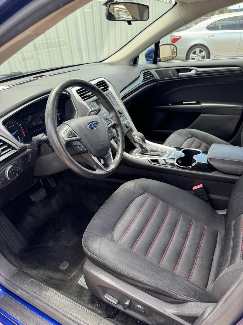 Ford Fusion Vehicle Full-screen Gallery Image 09