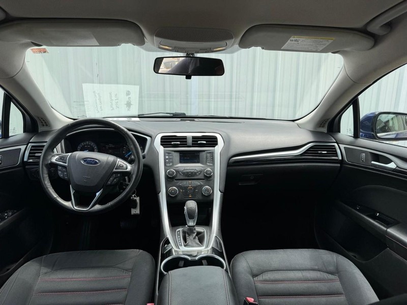 Ford Fusion Vehicle Full-screen Gallery Image 10