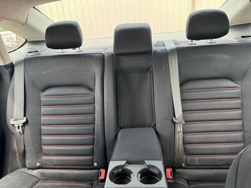 Ford Fusion Vehicle Full-screen Gallery Image 11