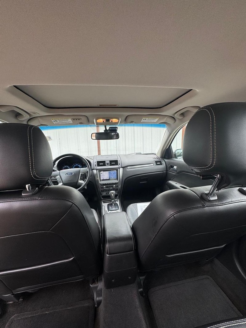 Ford Fusion Vehicle Full-screen Gallery Image 09