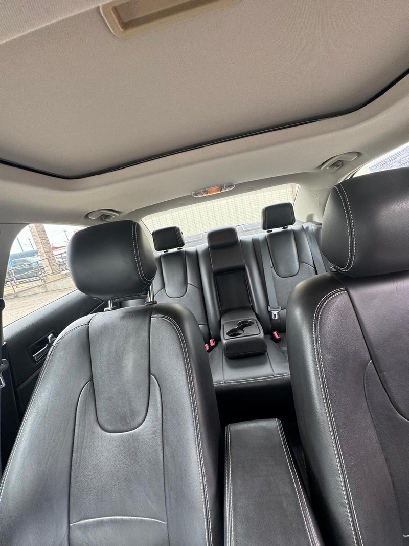 Ford Fusion Vehicle Full-screen Gallery Image 10