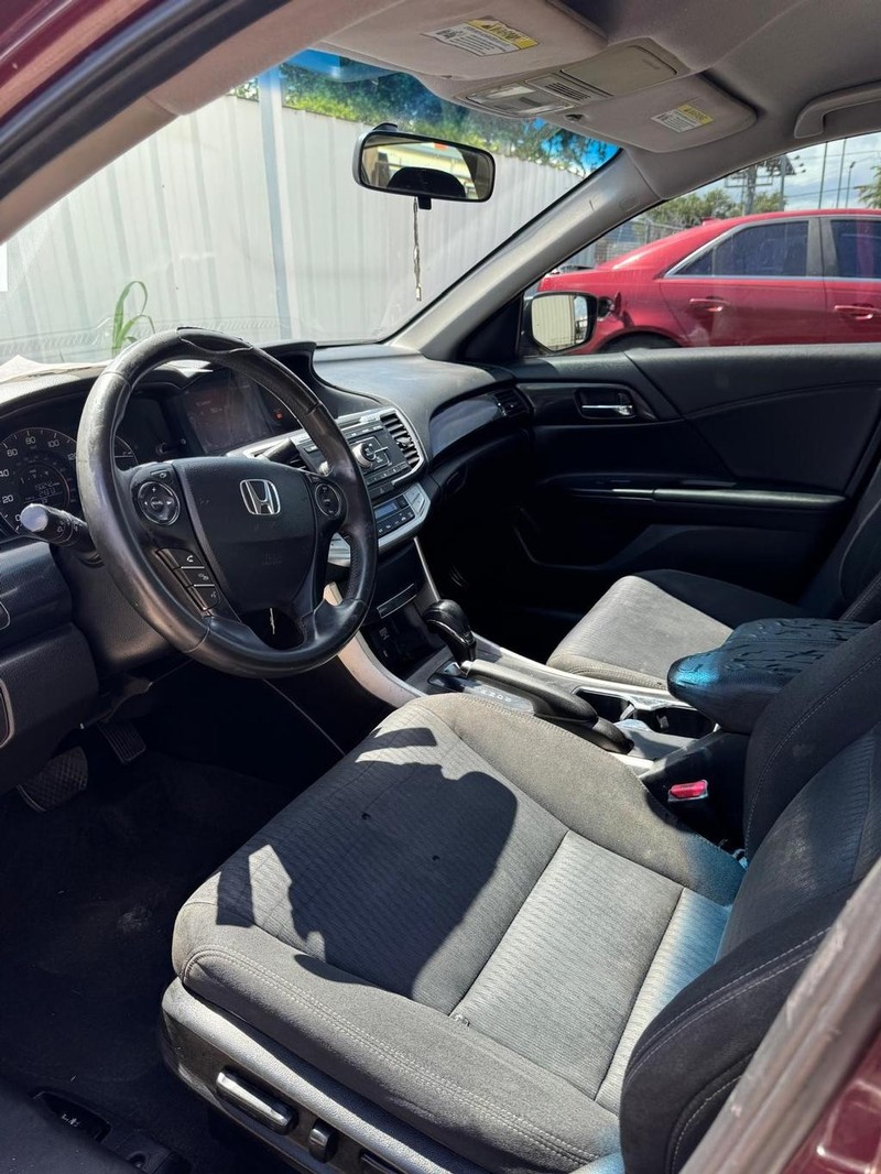 Honda Accord Sedan Vehicle Full-screen Gallery Image 09