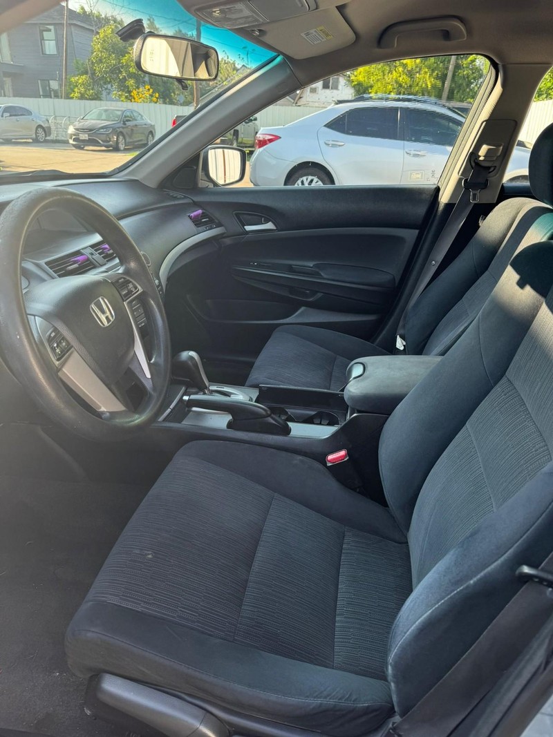Honda Accord Sedan Vehicle Full-screen Gallery Image 09
