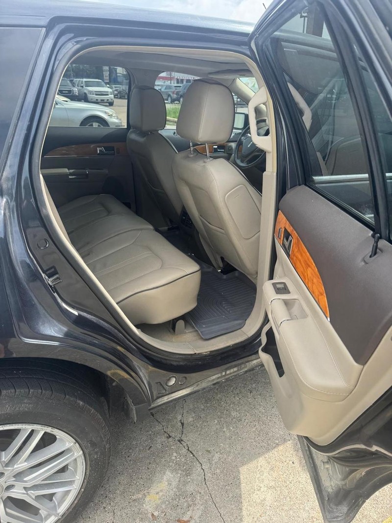 Lincoln MKX Vehicle Full-screen Gallery Image 10