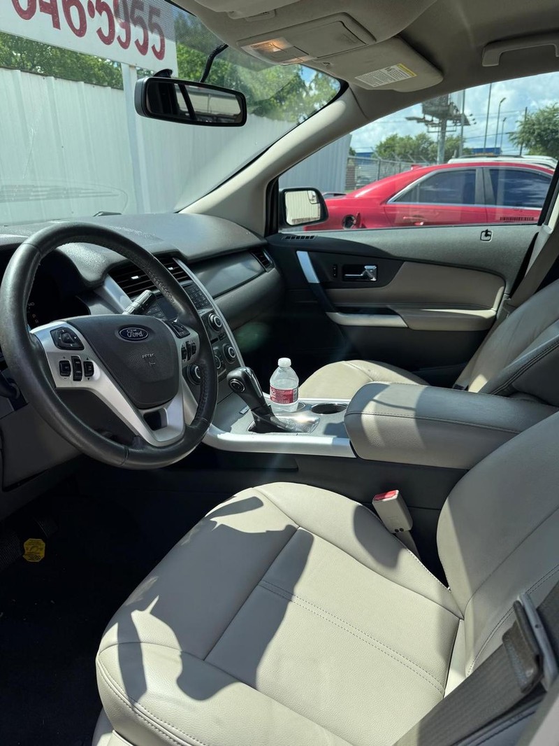 Ford Edge Vehicle Full-screen Gallery Image 09