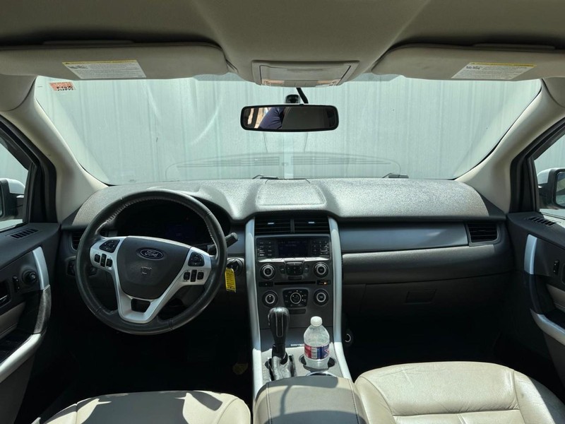 Ford Edge Vehicle Full-screen Gallery Image 10