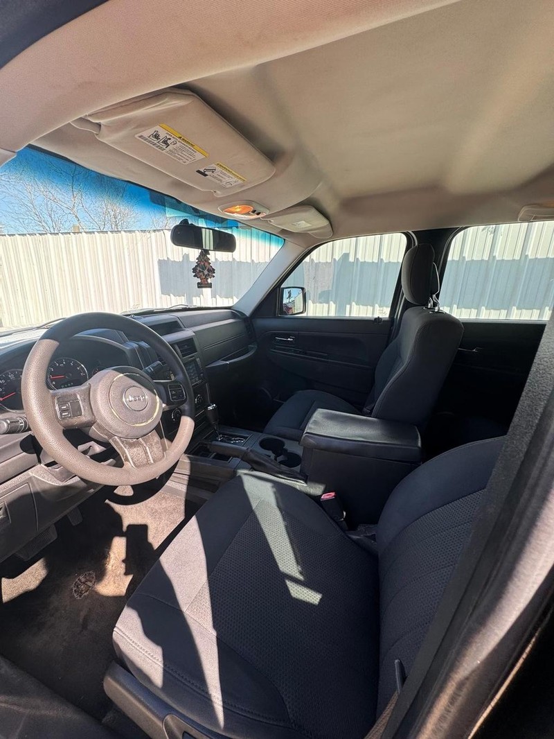 Jeep Liberty Vehicle Full-screen Gallery Image 08