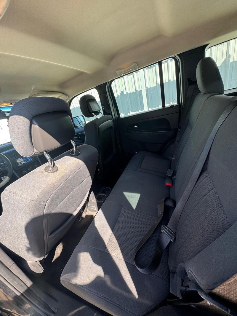 Jeep Liberty Vehicle Full-screen Gallery Image 09