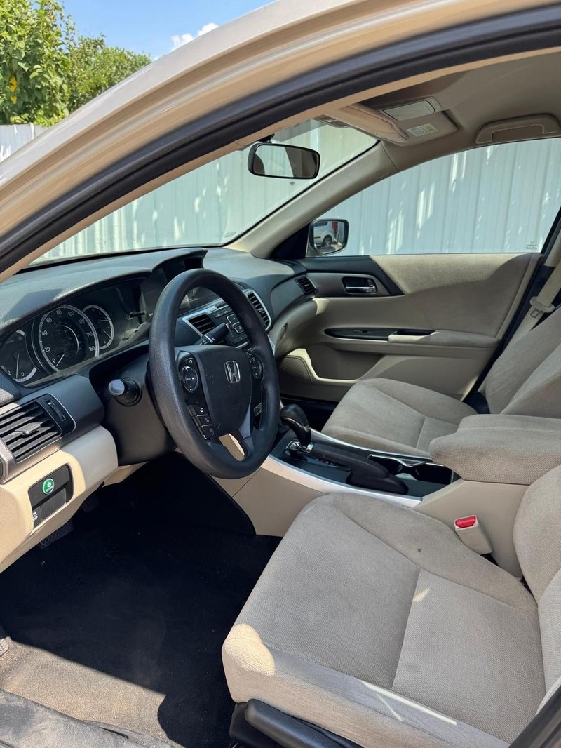Honda Accord Sedan Vehicle Full-screen Gallery Image 08