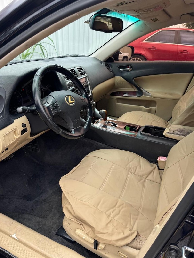 Lexus IS 250 Vehicle Full-screen Gallery Image 09