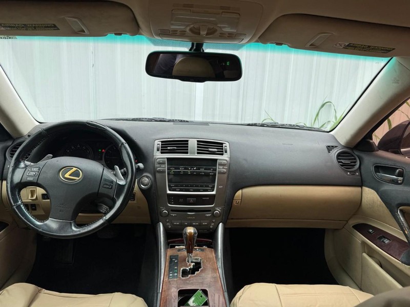 Lexus IS 250 Vehicle Full-screen Gallery Image 10