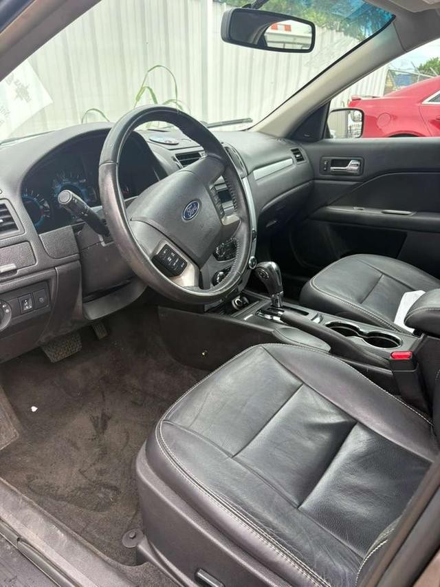 Ford Fusion Vehicle Full-screen Gallery Image 09