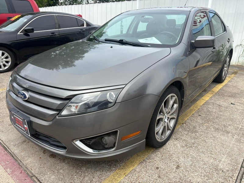 Ford Fusion Vehicle Full-screen Gallery Image 02
