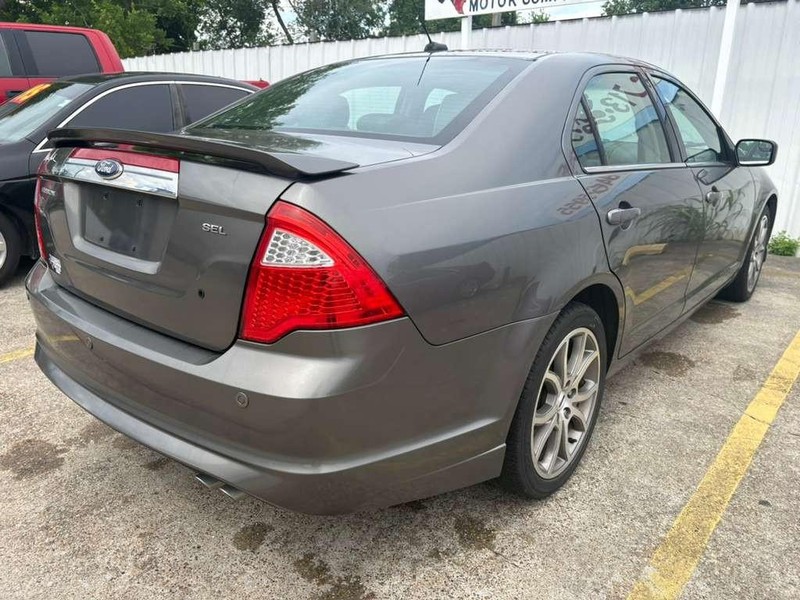 Ford Fusion Vehicle Full-screen Gallery Image 05