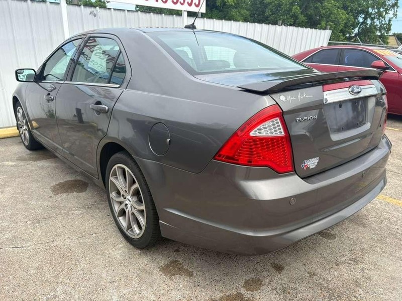 Ford Fusion Vehicle Full-screen Gallery Image 06