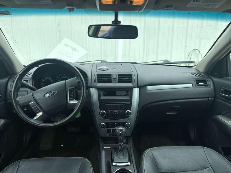 Ford Fusion Vehicle Full-screen Gallery Image 10