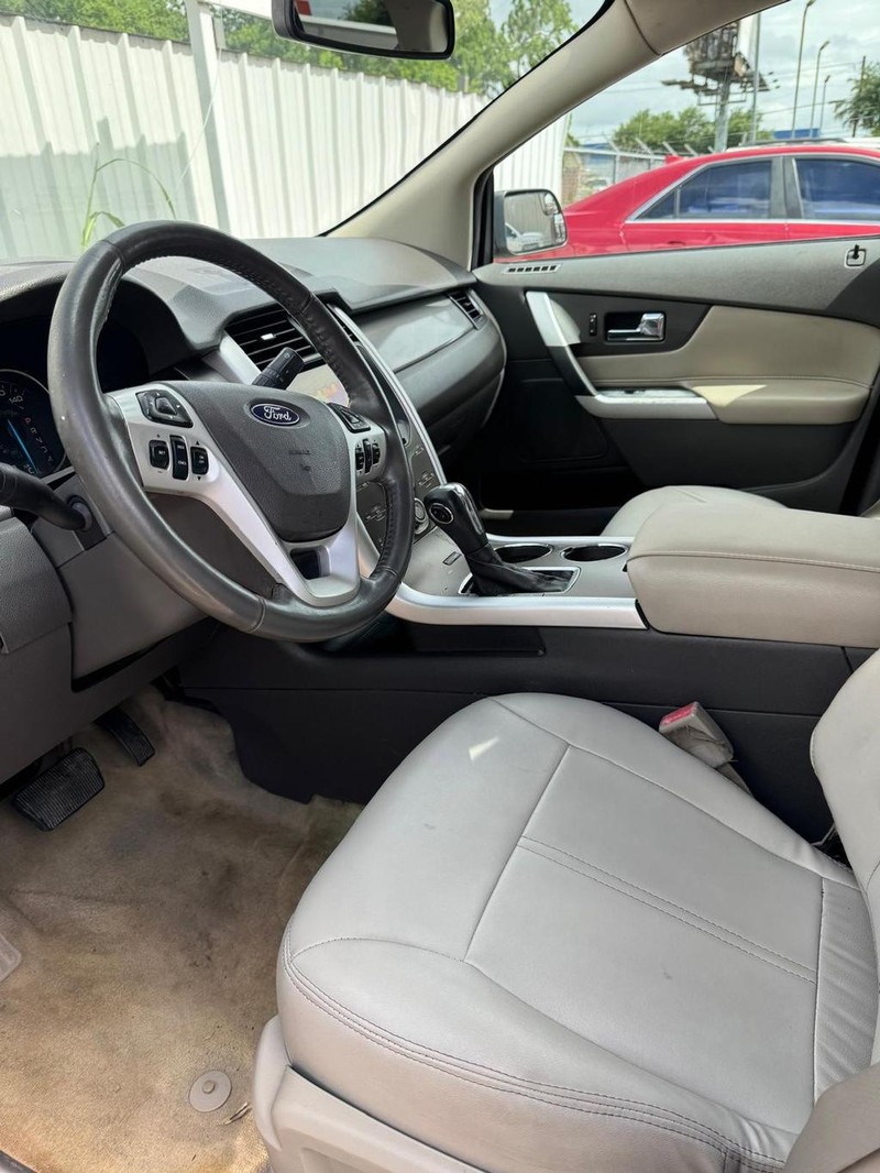 Ford Edge Vehicle Full-screen Gallery Image 06