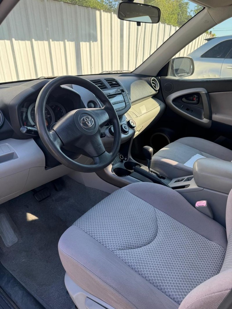 Toyota RAV4 Vehicle Full-screen Gallery Image 08