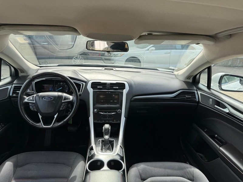 Ford Fusion Vehicle Full-screen Gallery Image 07