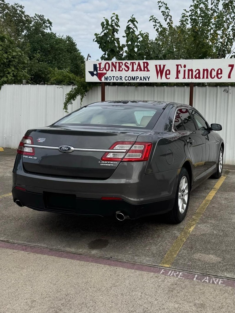Ford Taurus Vehicle Full-screen Gallery Image 05