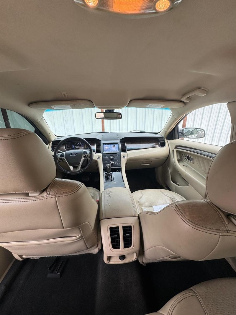 Ford Taurus Vehicle Full-screen Gallery Image 09