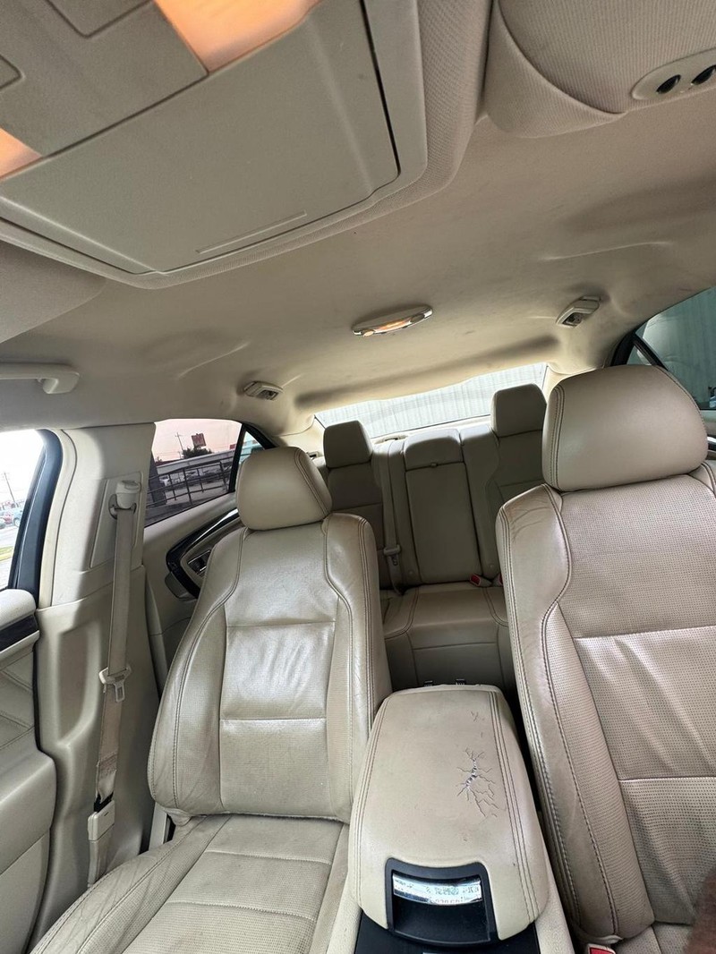 Ford Taurus Vehicle Full-screen Gallery Image 10