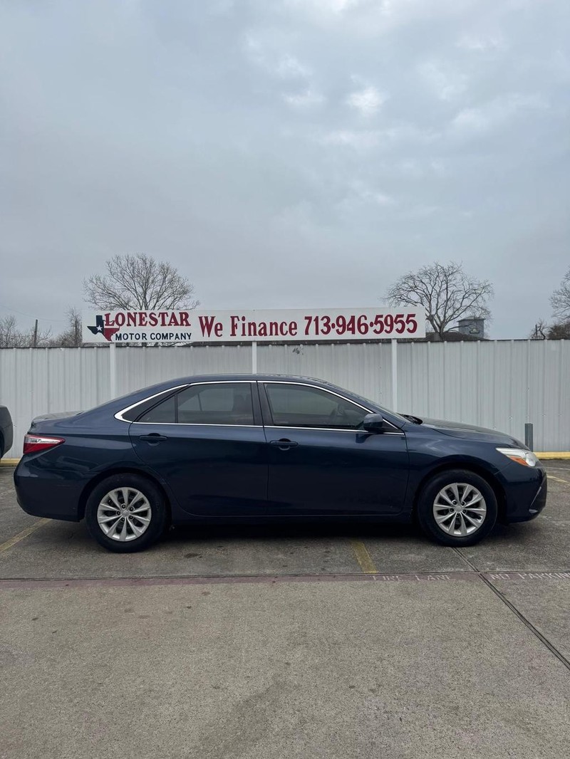 Toyota Camry Vehicle Full-screen Gallery Image 07