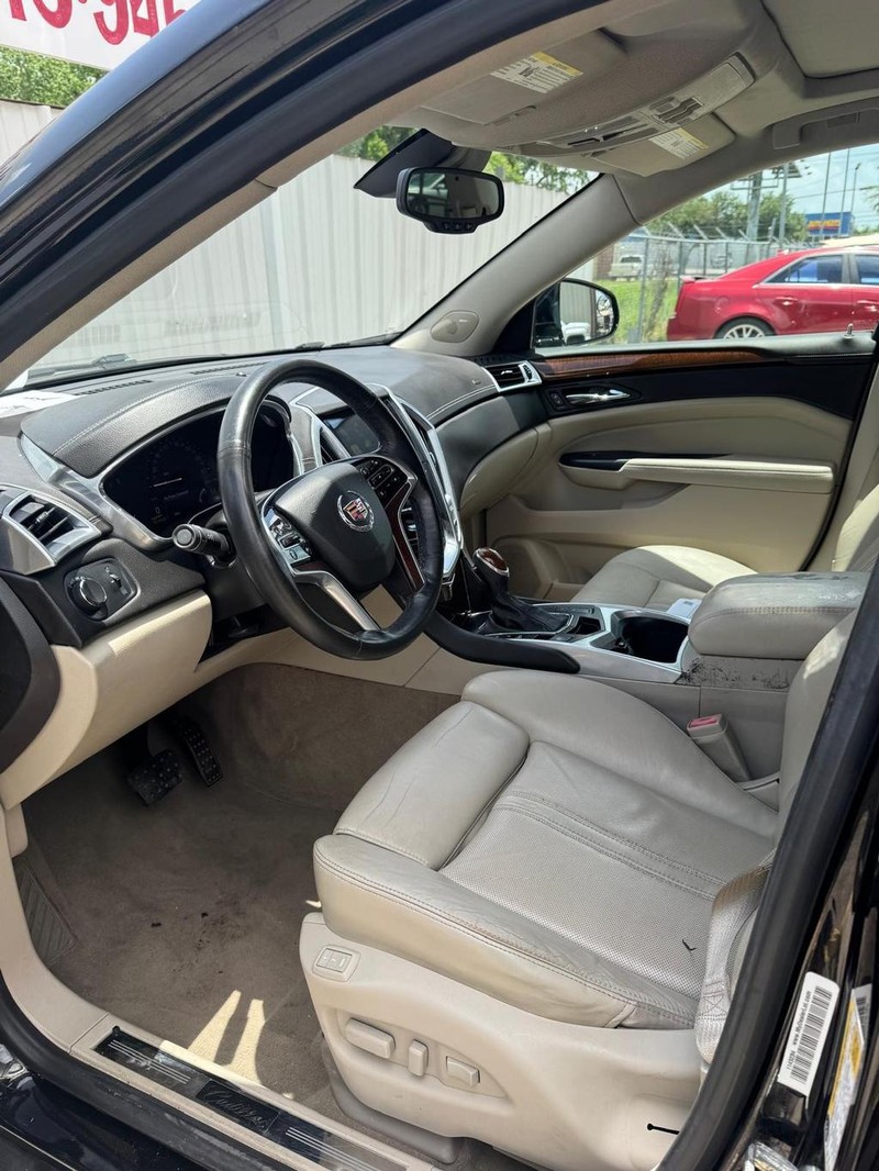 Cadillac SRX Vehicle Full-screen Gallery Image 09