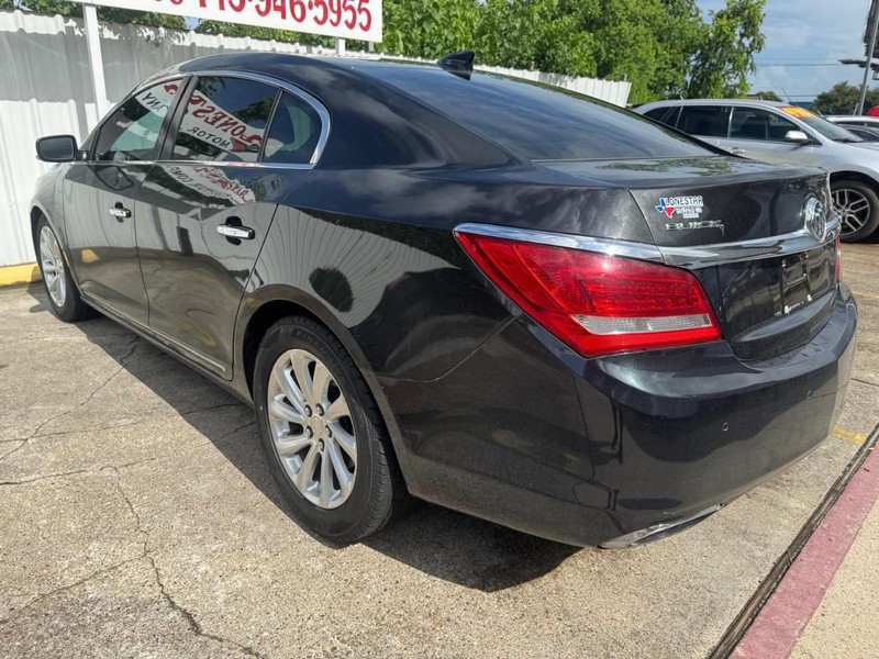 Buick LaCrosse Vehicle Full-screen Gallery Image 06