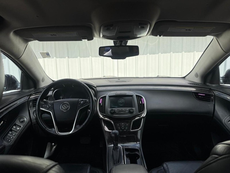 Buick LaCrosse Vehicle Full-screen Gallery Image 09