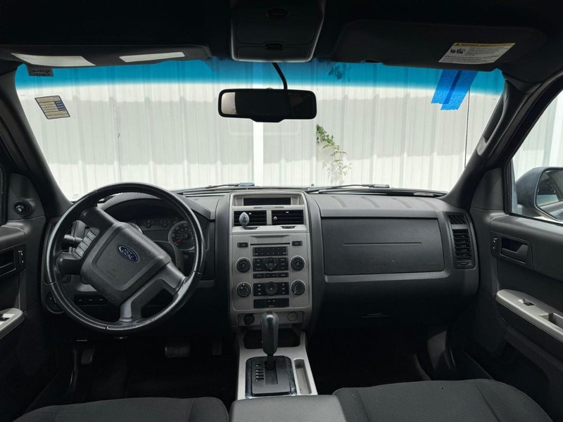 Ford Escape Vehicle Full-screen Gallery Image 08