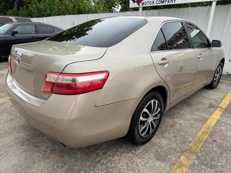Toyota Camry Vehicle Full-screen Gallery Image 05