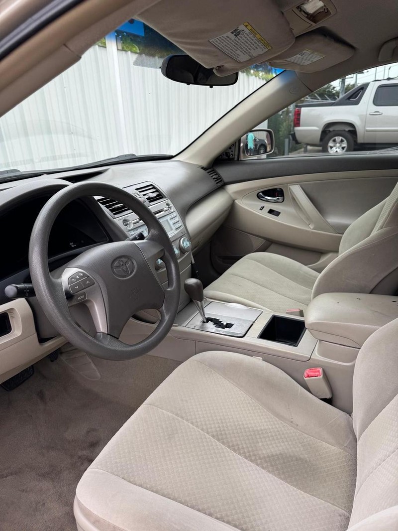 Toyota Camry Vehicle Full-screen Gallery Image 08