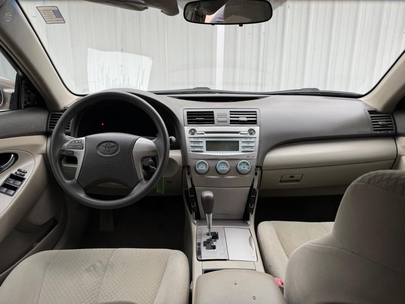 Toyota Camry Vehicle Full-screen Gallery Image 09